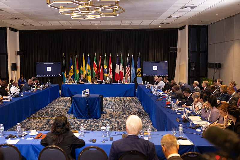 Secretary+Antony+J.+Blinken+attends+an+emergency+meeting+on+Haiti+at+the+Conference+of+Heads+of+Government+of+the+Caribbean+Community+%28CARICOM%29%0AU.S.+Department+of+State%2C+Public+domain%2C+via+Wikimedia+Commons